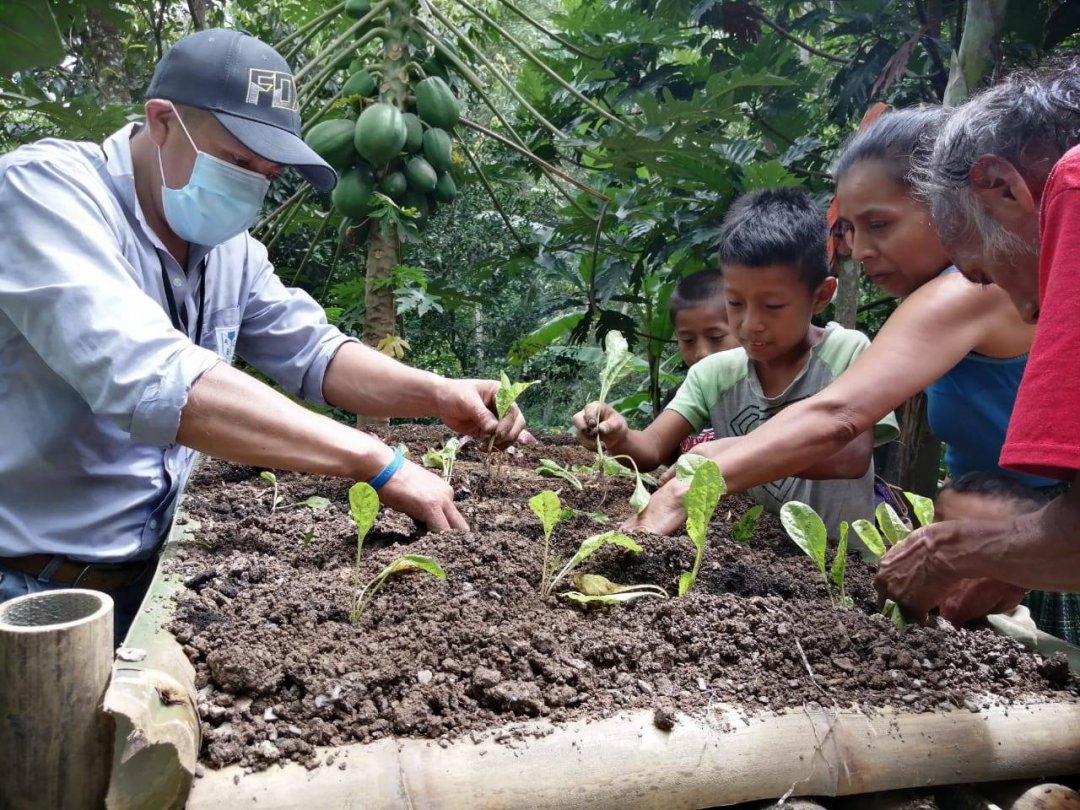 nietos y abuelos aprendiendo a cuidar el tablón